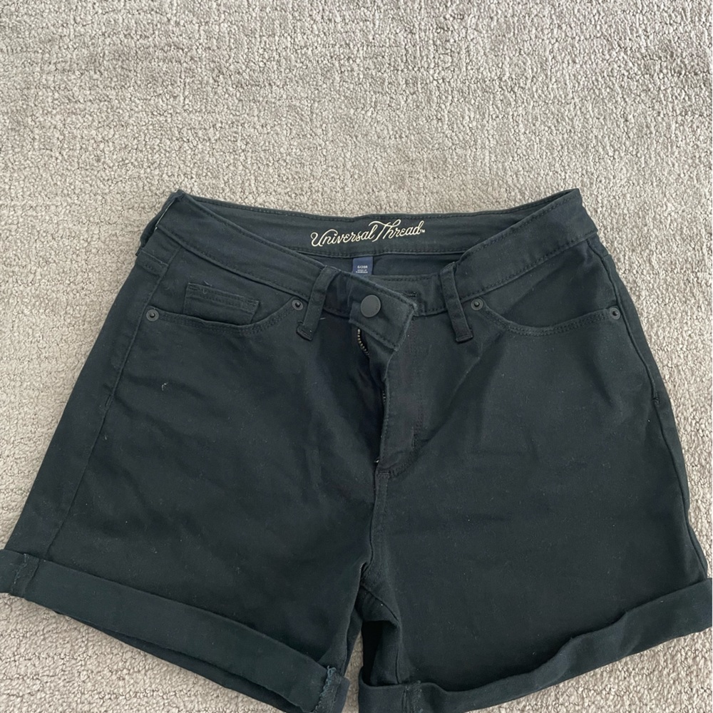 Universal Thread Woman Midi Black Rolled up Shorts Size 6